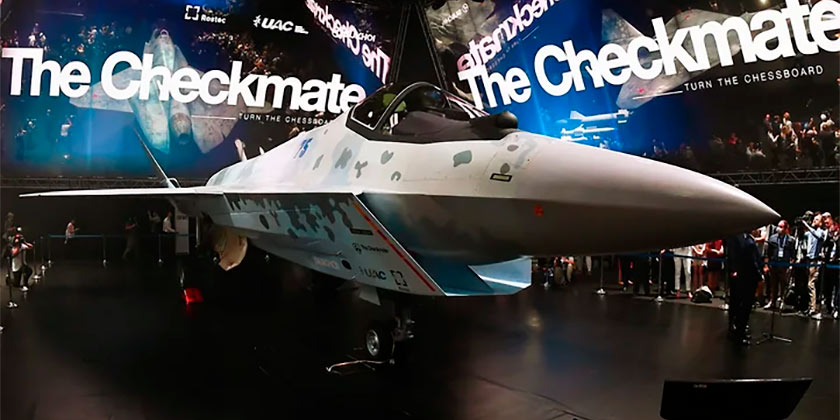 Путину на МАКС-2021 показали новый российский военный истребитель