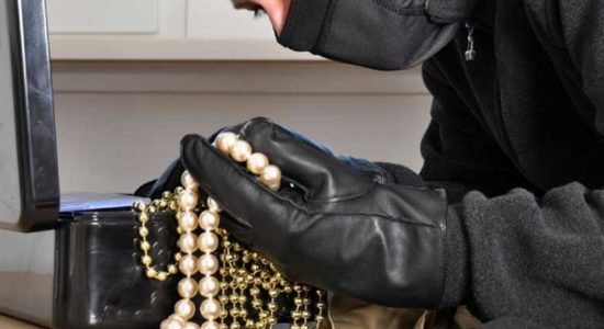 В Жуковском задержаны подозреваемые в совершении кражи ювелирных украшений