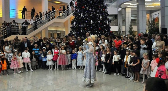 Дети из малообспеченных семей поедут на новогодние елки и посмотрят ледовое шоу