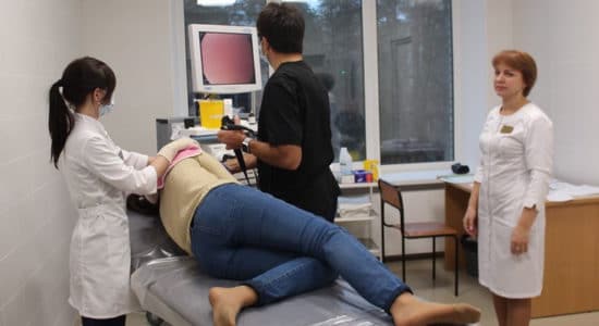 врач-эндоскопист Виктор Грищенко проводит эзофагодуоденоскопию