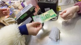 В Жуковском предпочитают расплачиваться в магазинах живыми деньгами