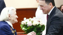 Андрей Воробьев вручил медаль в честь 75-летия Победы жуковчанке