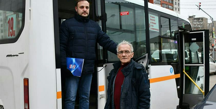 У торгового центра на улице Гудкова состоялся рейд по проверке маршрутных такси У торгового центра на улице Гудкова состоялся рейд по проверке маршрутных такси