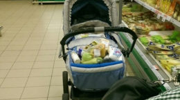 28-летняя жуковчанка пыталась вынести краденный товар в детской коляске