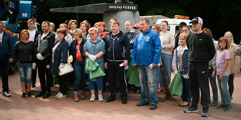 Общегородской субботник уборке улиц и скверов собрал более трех сотен жителей Общегородской субботник уборке улиц и скверов собрал более трех сотен жителей
