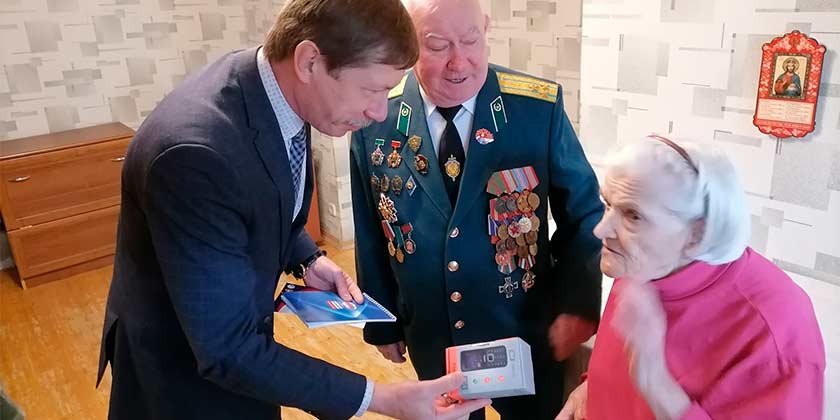 В Жуковском единороссы приступили к вручению ветеранам бесплатных телефонов В Жуковском единороссы приступили к вручению ветеранам бесплатных телефонов