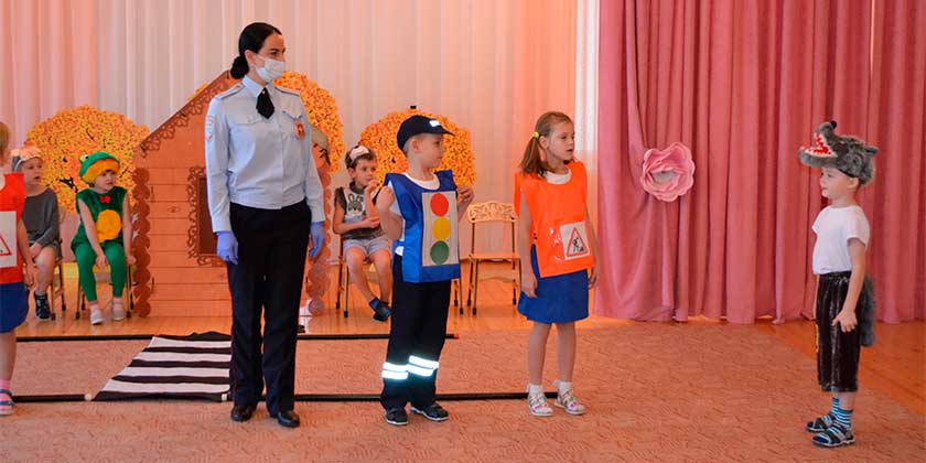 В Жуковском автоинспекторы помогли дошкольникам освоить азбуку дорожной безопасности