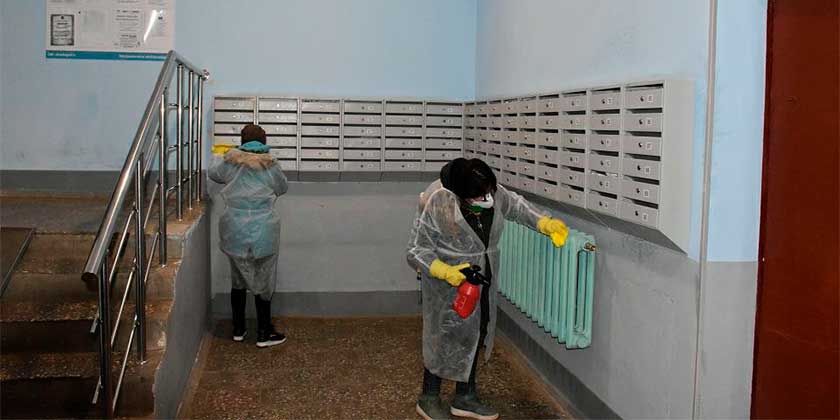 В Жуковском продолжают проводить дезинфекцию подъездов многоквартирных домов