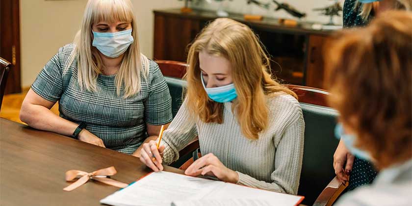 В администрации города вручили ключи от квартиры ребенку-сироте Алине Сусалёвой