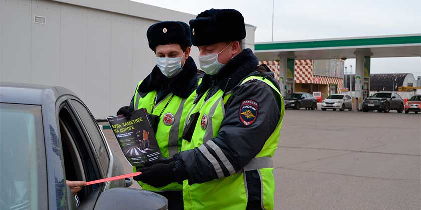 Cотрудники Госавтоинспекции провели с посетителями автозаправочных станций правовые ликбезы