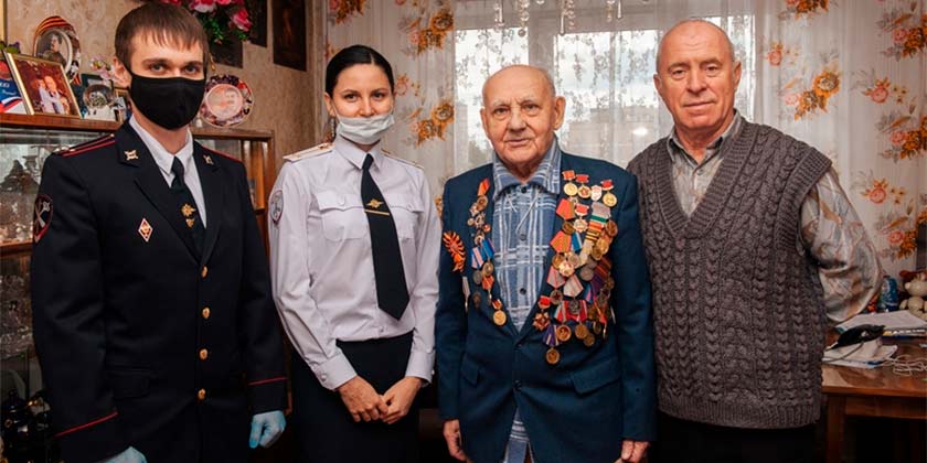 В Жуковском полицейские посетили ветеранов и семьи погибших сотрудников