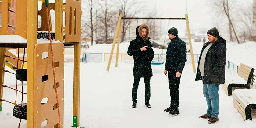 Представители администрации проверили уборку и содержание детских площадок