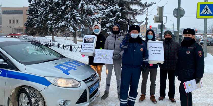 В День студента представители молодежных движений вышли на пешеходные переходы с подушками В День студента представители молодежных движений вышли на пешеходные переходы с подушками