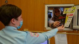 С посетителями регистрационно-экзаменационного подразделения полицейские провели беседы