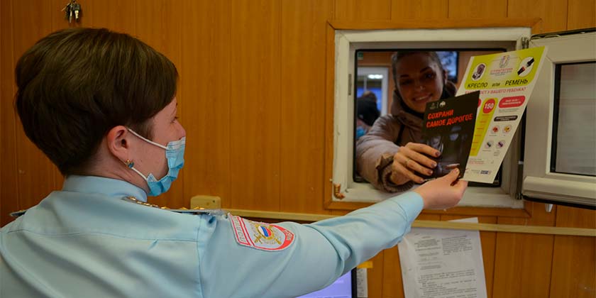 С посетителями регистрационно-экзаменационного подразделения полицейские провели беседы