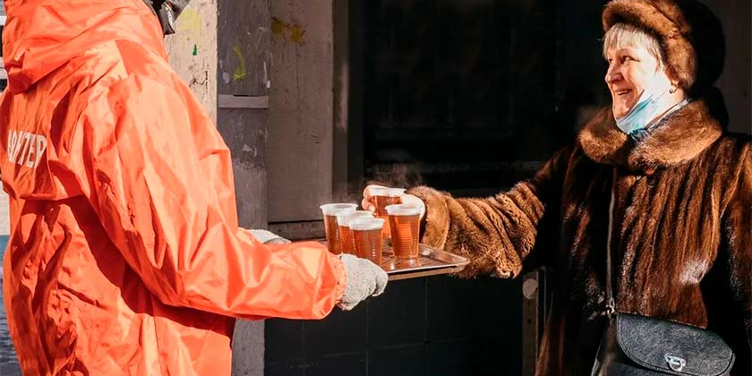 В Жуковском провели акцию по раздаче пассажирам горячего чая