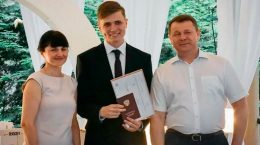 Глава города поздравил выпускников школ с окончанием учёбы