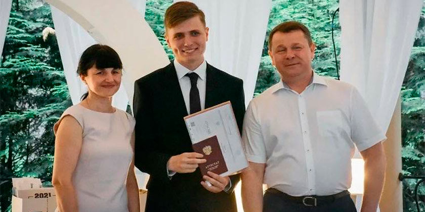 Глава города поздравил выпускников школ с окончанием учёбы Глава города поздравил выпускников школ с окончанием учёбы