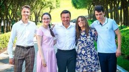 Губернатор Московской области Андрей Воробьев поздравил стобалльников