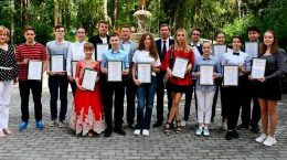 Лучшим школьникам глава города вручил дипломы лауреатов именной стипендии