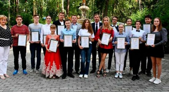 Лучшим школьникам глава города вручил дипломы лауреатов именной стипендии