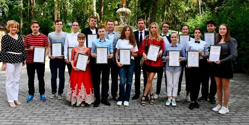 Лучшим школьникам глава города вручил дипломы лауреатов именной стипендии Лучшим школьникам глава города вручил дипломы лауреатов именной стипендии