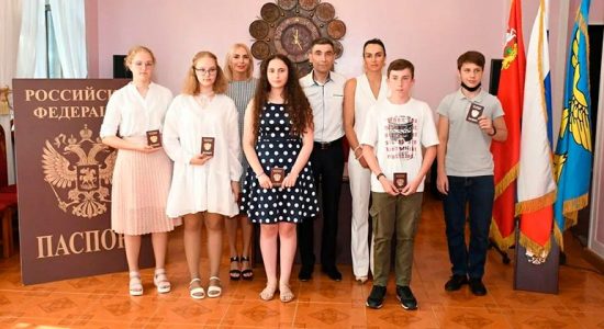 В городском Дворце культуры вручили первые паспорта пяти юным жуковчанам