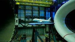 исследуют самолет SSJ 100 на бафтинг