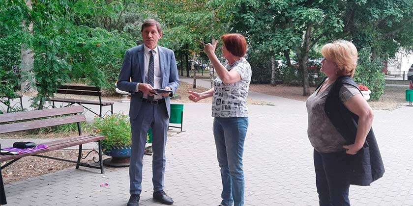 Игорь Марков вместе с жителями осмотрел дворовые территории на улице Федотова