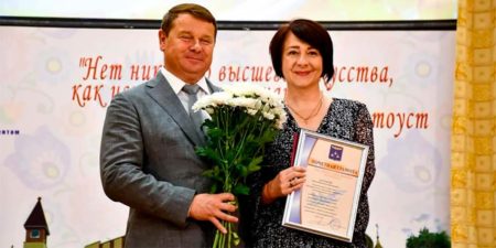 Глава города вручил почетные грамоты руководителям детских садов и школ