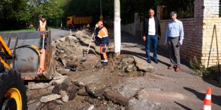 У Центра молодежного инновационного творчества оборудуют парковку на 30 машино-мест