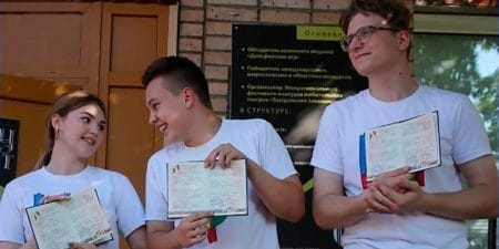 Выпускникам школьного театра «ШЭСТ» присвоили квалификацию «Актёр драматического театра» Выпускникам театра "ШЭСТ" присвоили квалификацию «Актёр драматического театра"