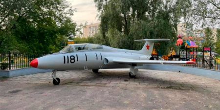На территории лицея № 14 установили учебно-тренировочный самолет L-29 «Delfin»