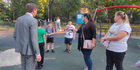 Жители дома на улице Клубная попросили депутата горсовета помочь провести реконструкцию двора