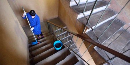 Жители Жуковского стали меньше жаловаться на уборку подъездов