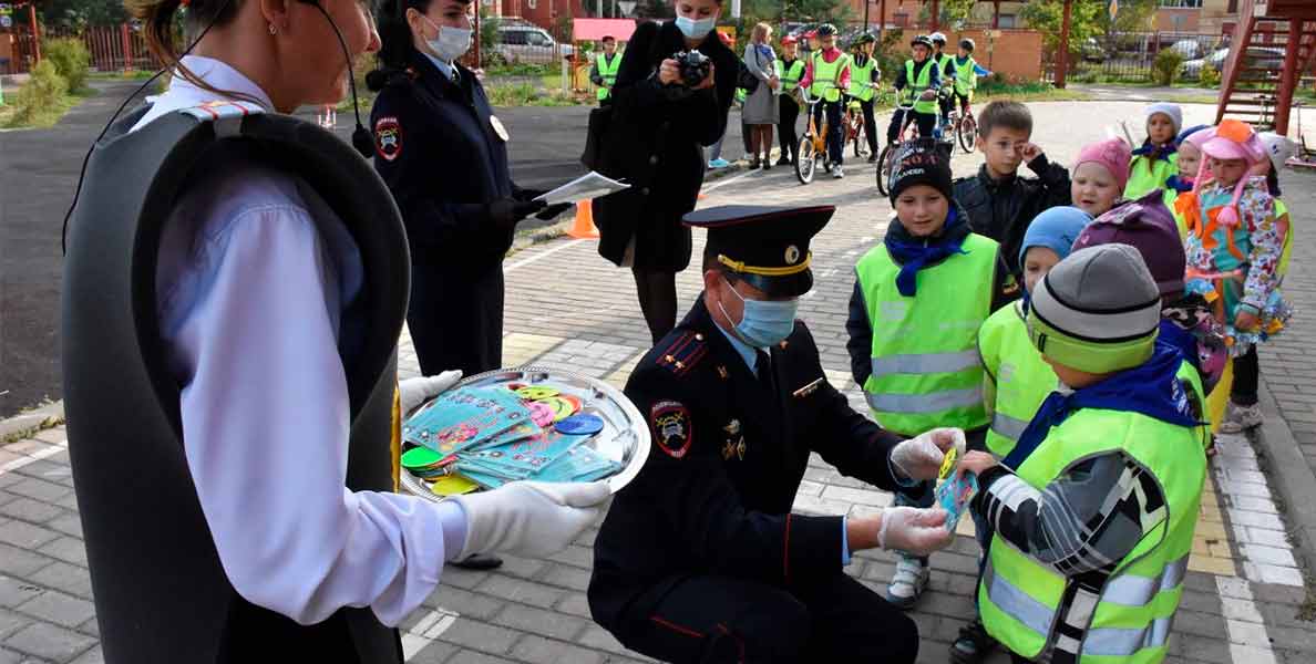 Воспитанникам детского сада вручили удостоверения велосипедистов Воспитанникам детского сада вручили удостоверения велосипедистов