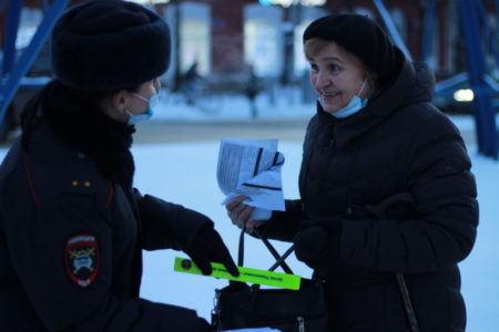Правила безопасного поведения зимой напомнили инспекторы ГИБДД