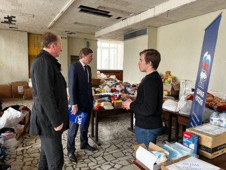 Руководитель фракции «Единая Россия» в Совете депутатов г. Жуковского И.Марков , совместно с депутатом Мособлдумы И.Коханым посетили пункт гуманитарной помощи коханый1