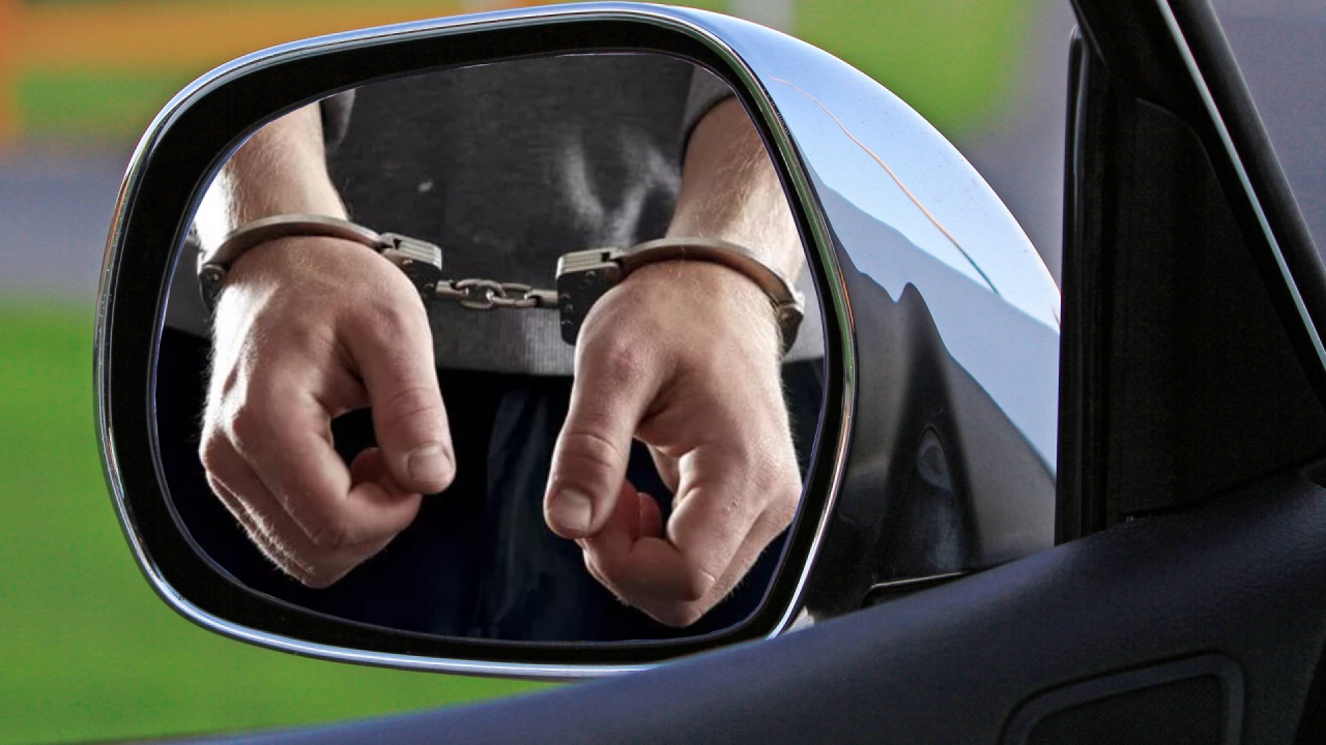 В Жуковском полицейские задержали двух мужчин, подозреваемых в серии грабежей наручники