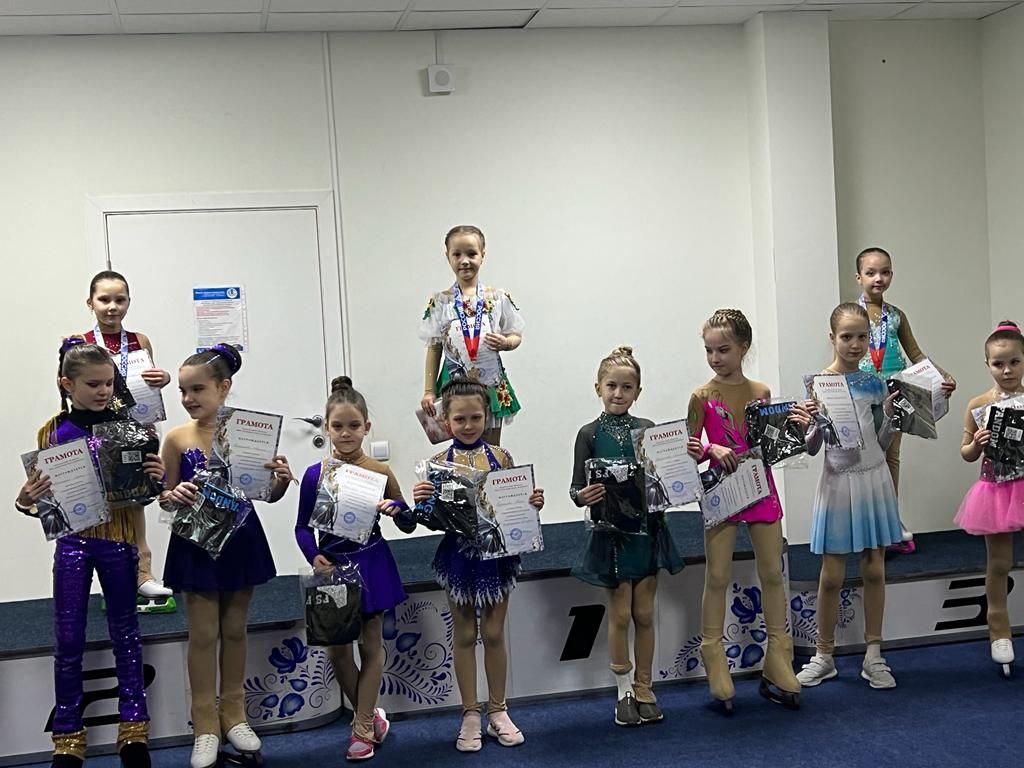 Победа юной фигуристки в турнире » Весенние улыбки-2023″ коньки