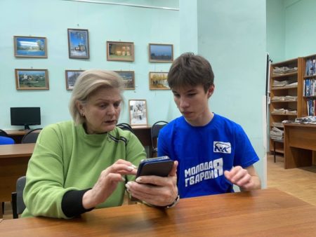 Молодогвардейцы Жуковского продолжают проводить компьютерные курсы для старшего поколения курсы