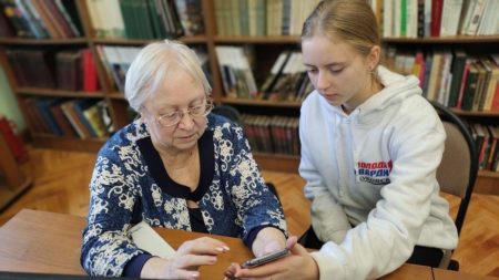 Молодогвардейцы продолжают помогать в освоении компьютерной техники старшему поколению грамота1