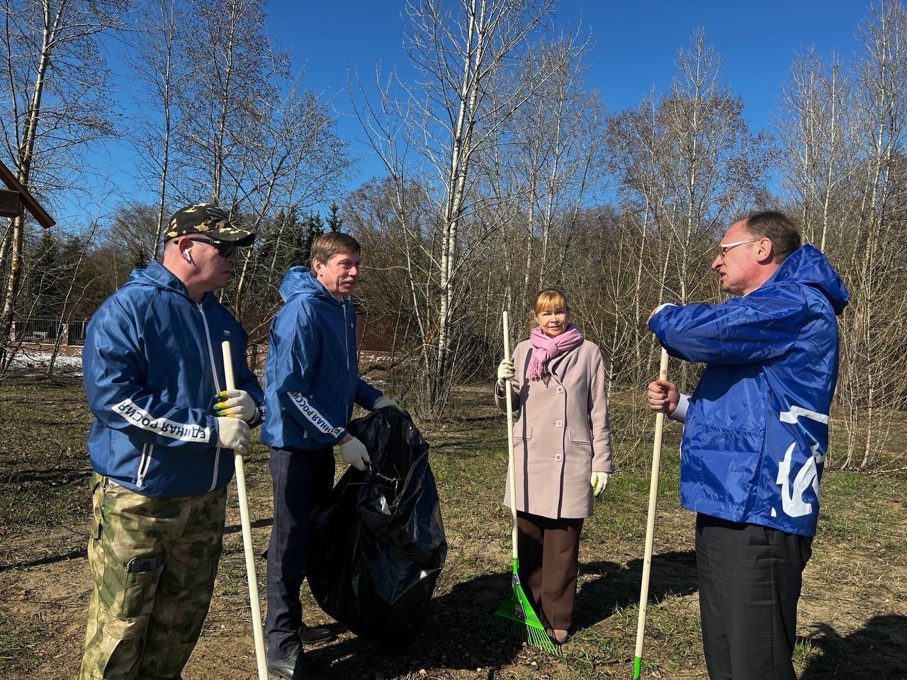 Состоялся субботник по благоустройству и озеленению в сквере на улице Баженова миг