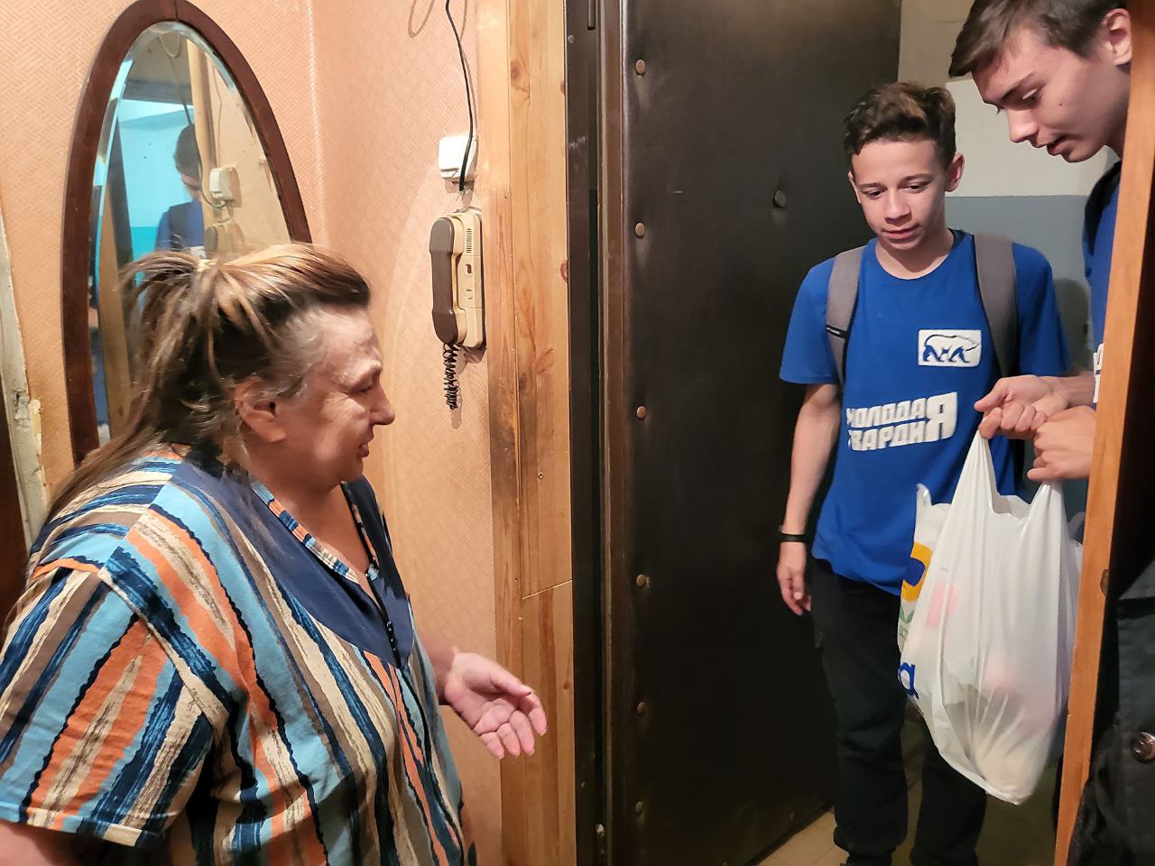 Активисты партийного проекта «Свет в окне» совместно с молодогвардейцами продолжают помогать жителям