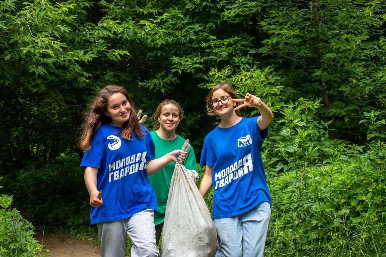 Молодогвардейцы и волонтеры очистили берег реки Быковка в Жуковском река