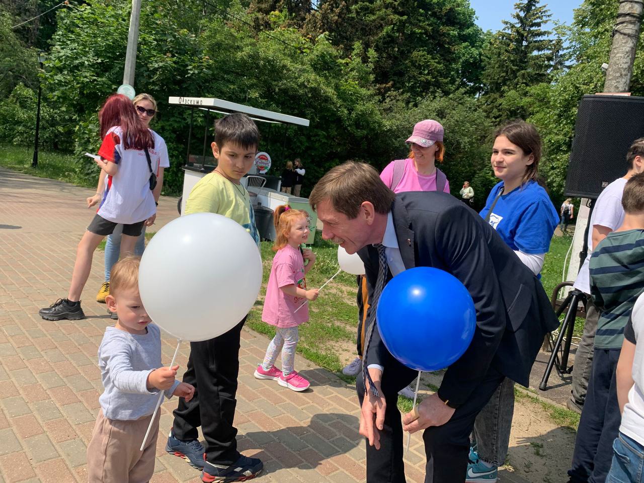 Представители жуковского отделения партии «Единая Россия» поздравили юных горожан с международным Днем защиты детей