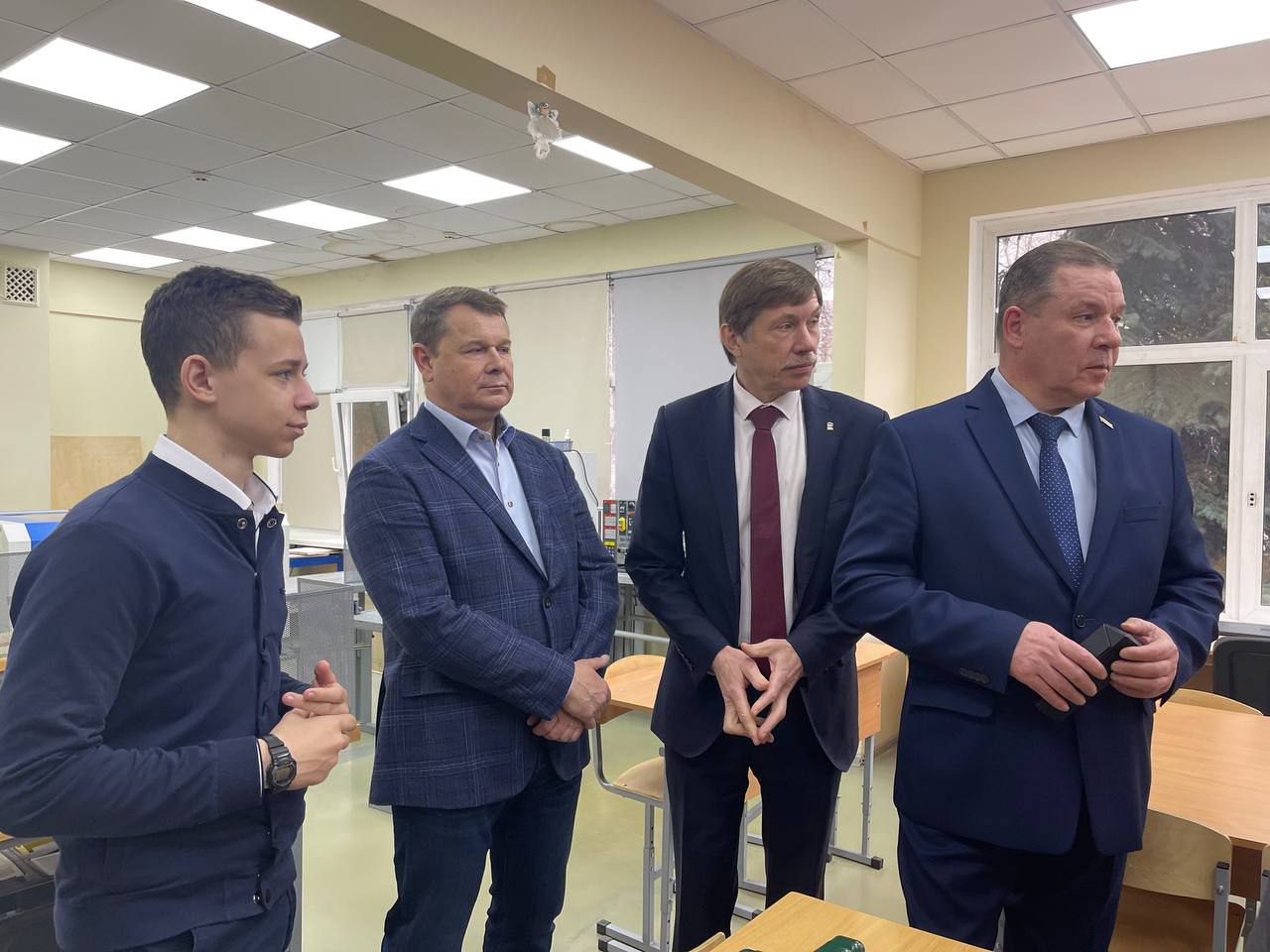 Актив партии «Единая Россия» г.о. Жуковский посетили центр гуманитарной помощи на базе средней общеобразовательной школы №9